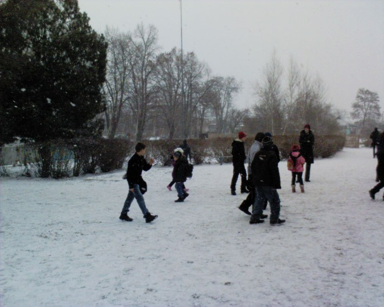 Діти радіють снігу
